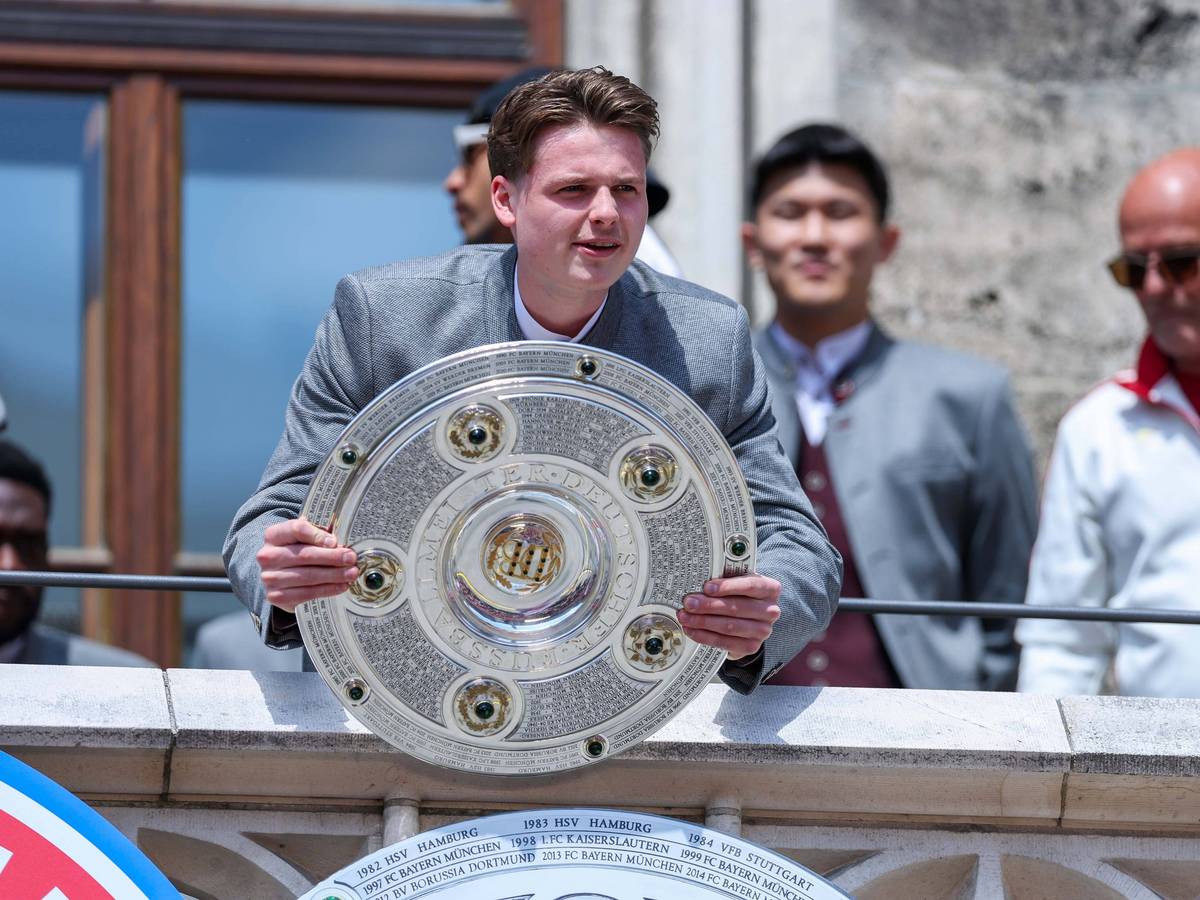 Jonas Urbig bei der Meisterfeier des FC Bayern München auf dem Rathaus.