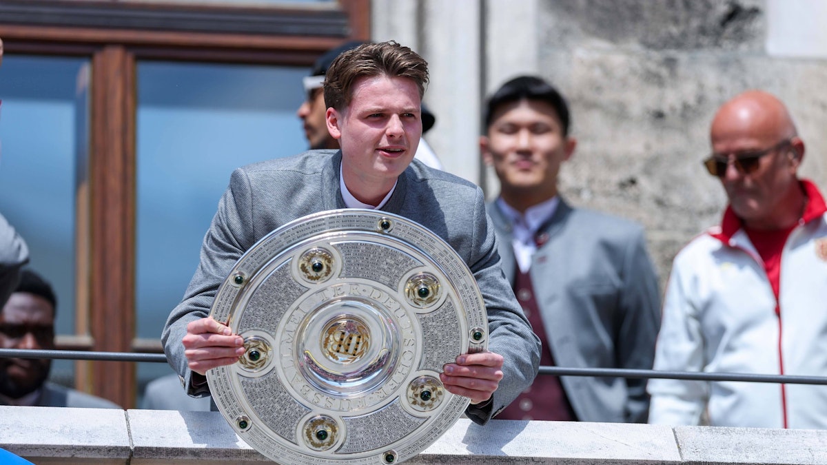 Jonas Urbig bei der Meisterfeier des FC Bayern München auf dem Rathaus.