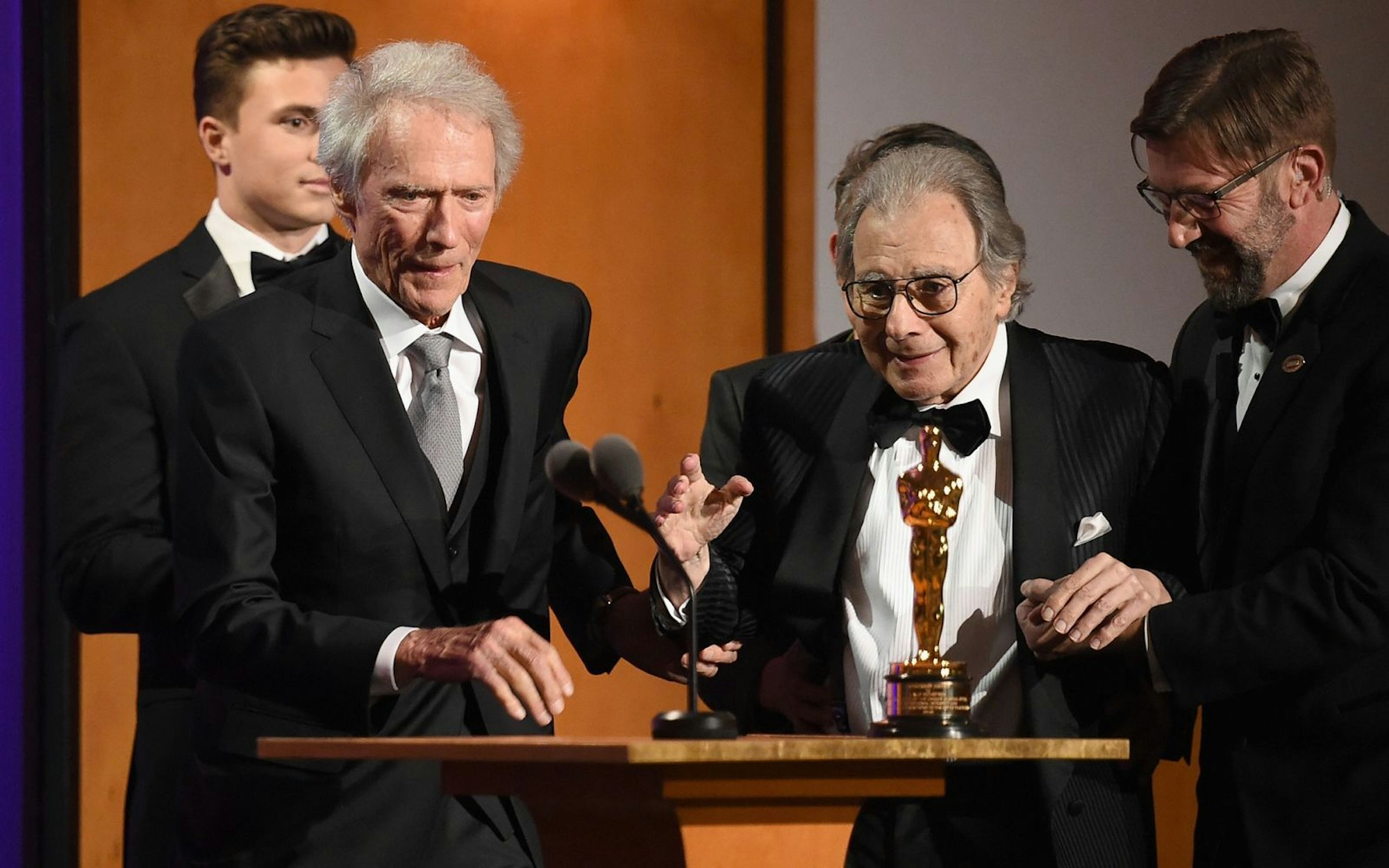 2018 erhielt Lalo Schifrin (zweiter von rechts) von Clint Eastwood (zweiter von links) den Ehrenoscar überreicht. (Bild: Kevin Winter/Getty Images)