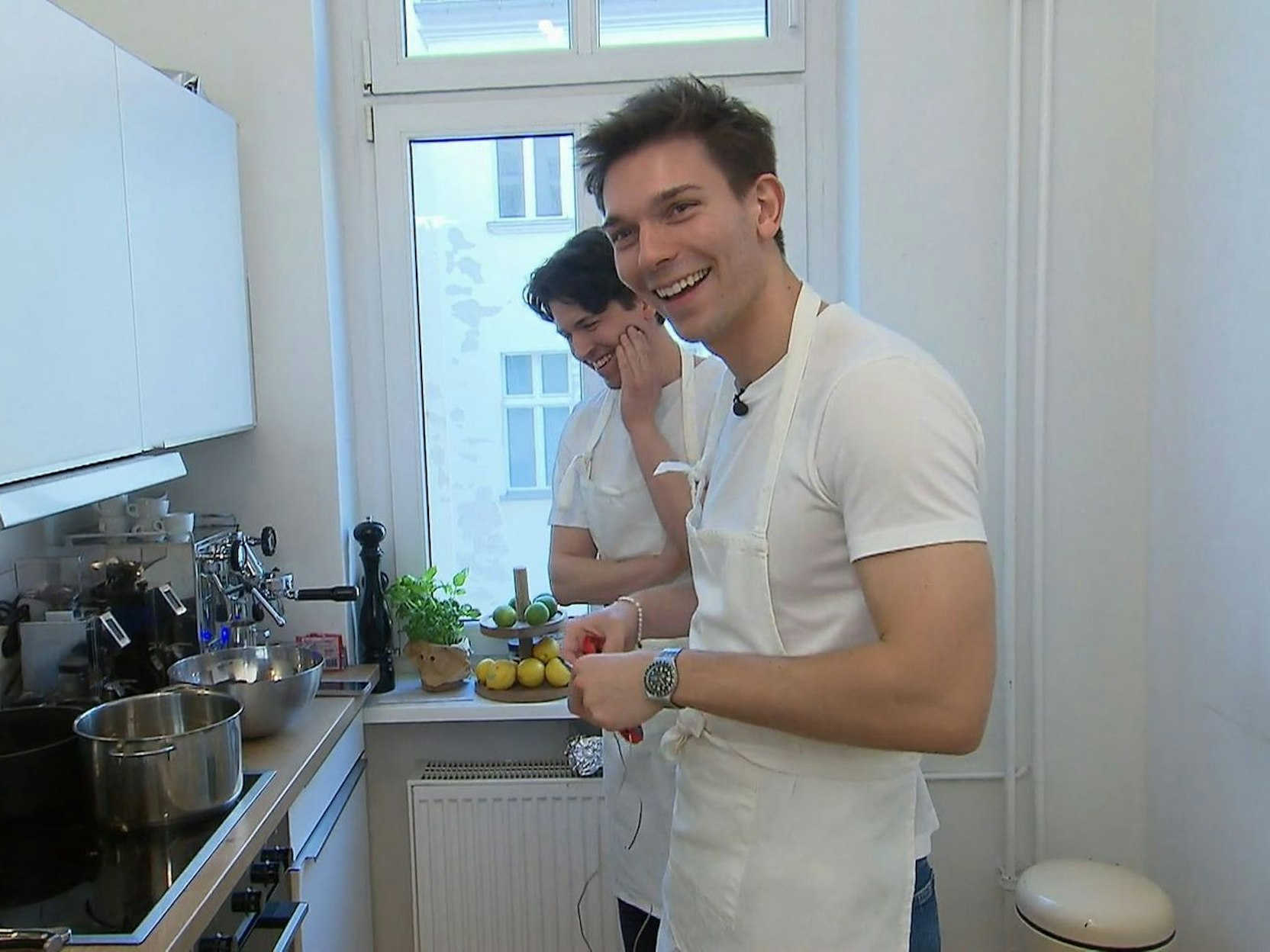 Final-Gastgeber Freddy (rechts) bekommt Schnippelhilfe von Kumpel Jonas - und Video-Coaching von seiner Mama. (Bild: RTL)