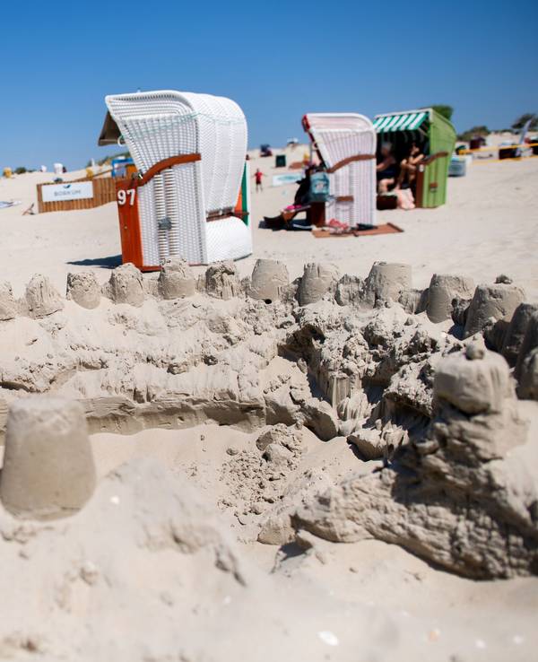 Zwei Kinder buddelten am Strand von Borkum Löcher und begaben sich damit in Lebensgefahr. Das Symbolfoto zeigt Strandkörbe der Insel.
