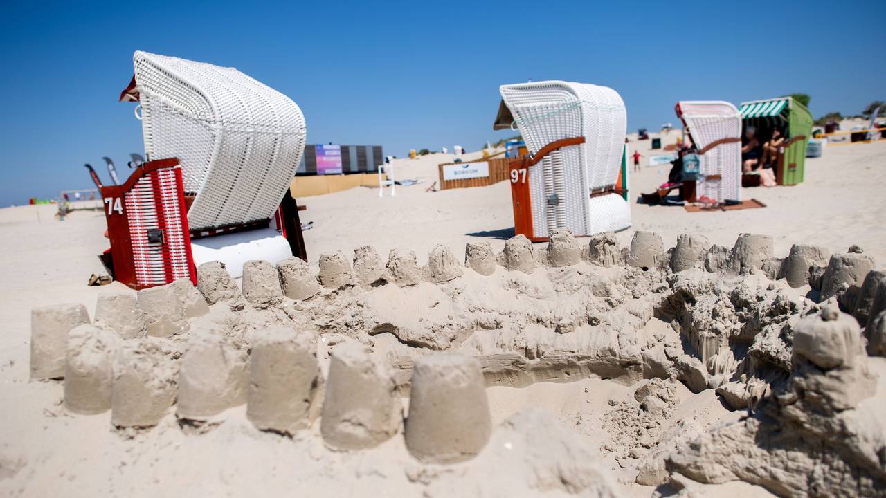 Zwei Kinder buddelten am Strand von Borkum Löcher und begaben sich damit in Lebensgefahr. Das Symbolfoto zeigt Strandkörbe der Insel.