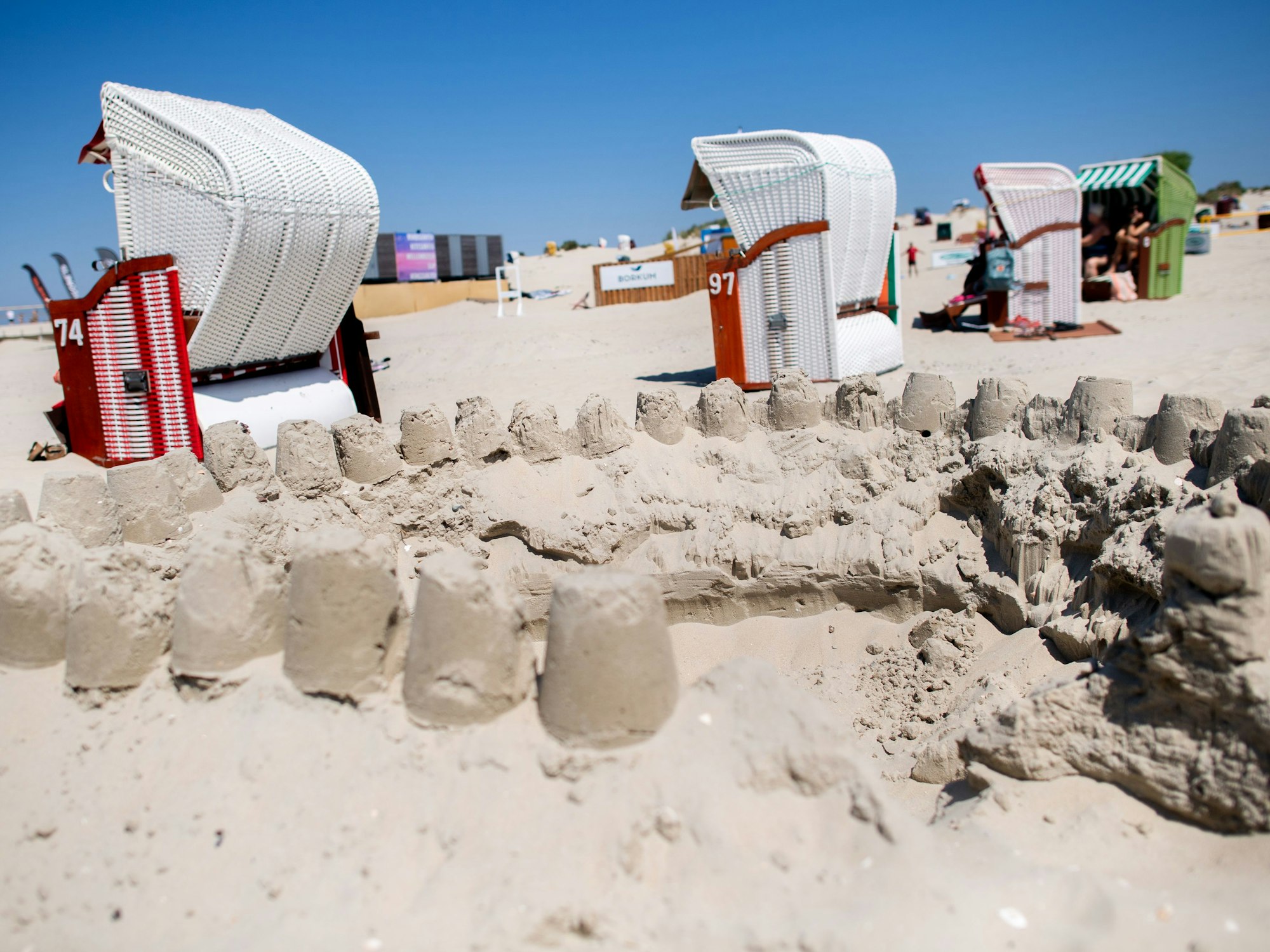 Zwei Kinder buddelten am Strand von Borkum Löcher und begaben sich damit in Lebensgefahr. Das Symbolfoto zeigt Strandkörbe der Insel.