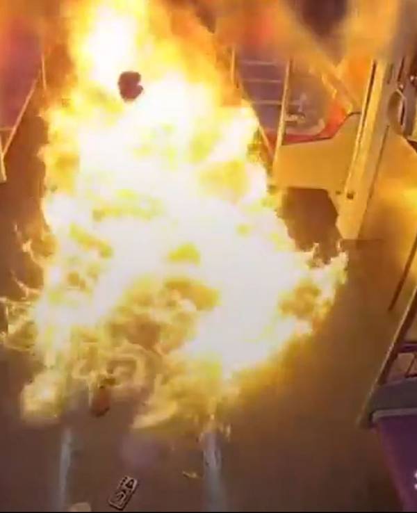In Seoul steht ein Waggon der Metro in Flammen