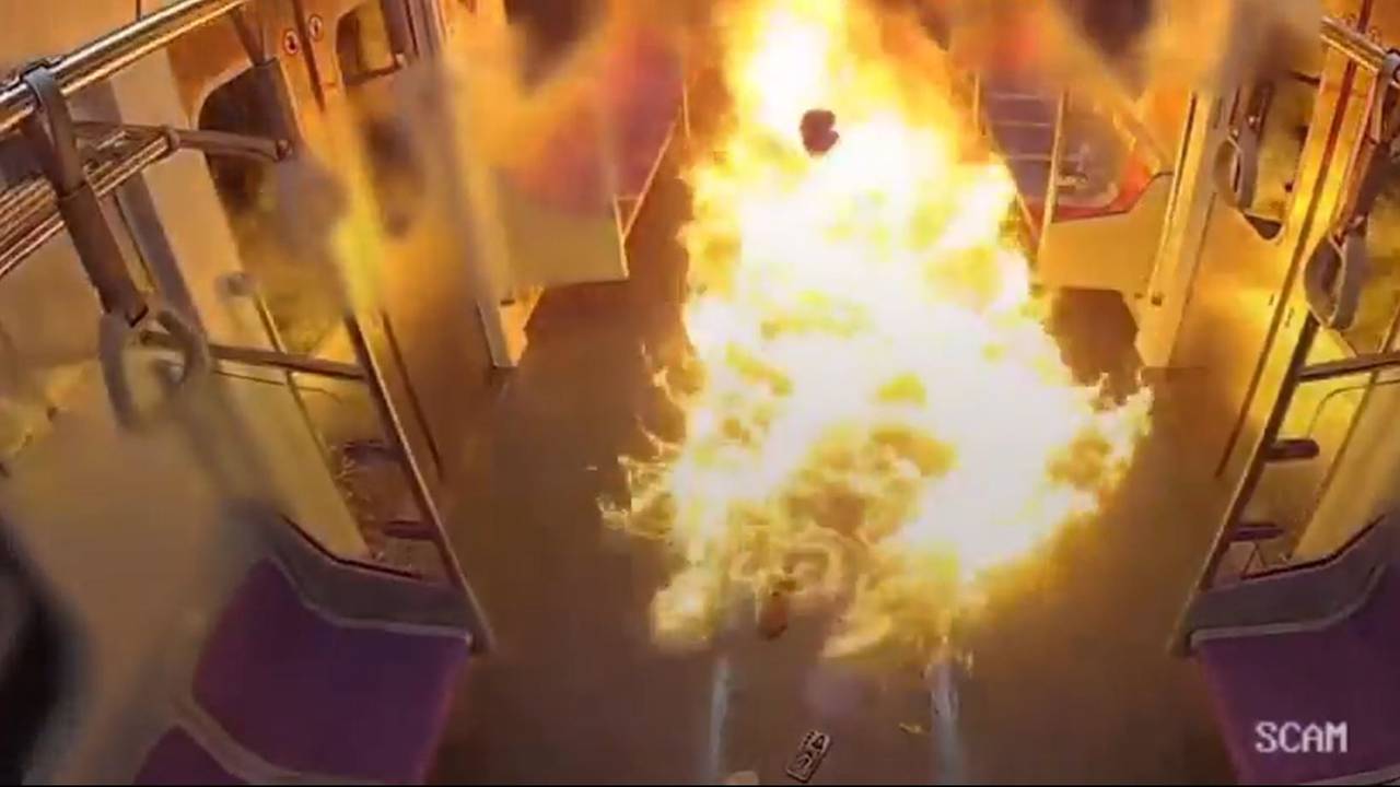In Seoul steht ein Waggon der Metro in Flammen