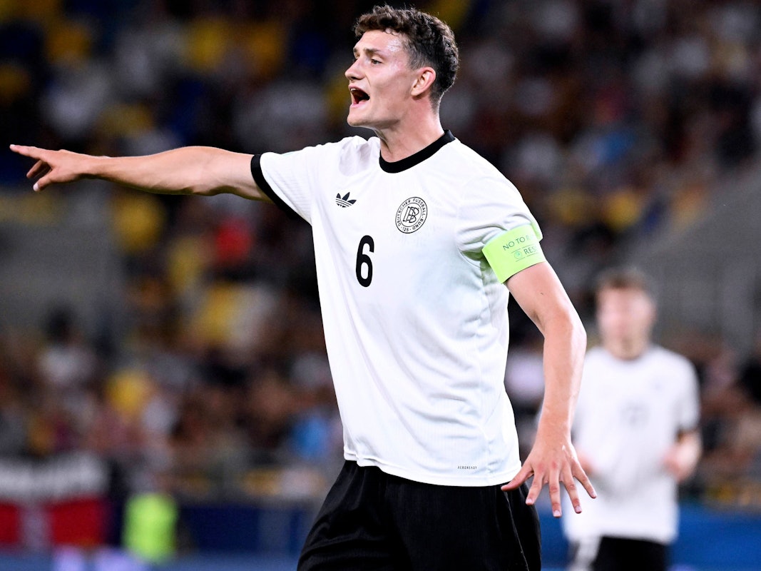 Eric Martel gestikuliert auf dem Platz.