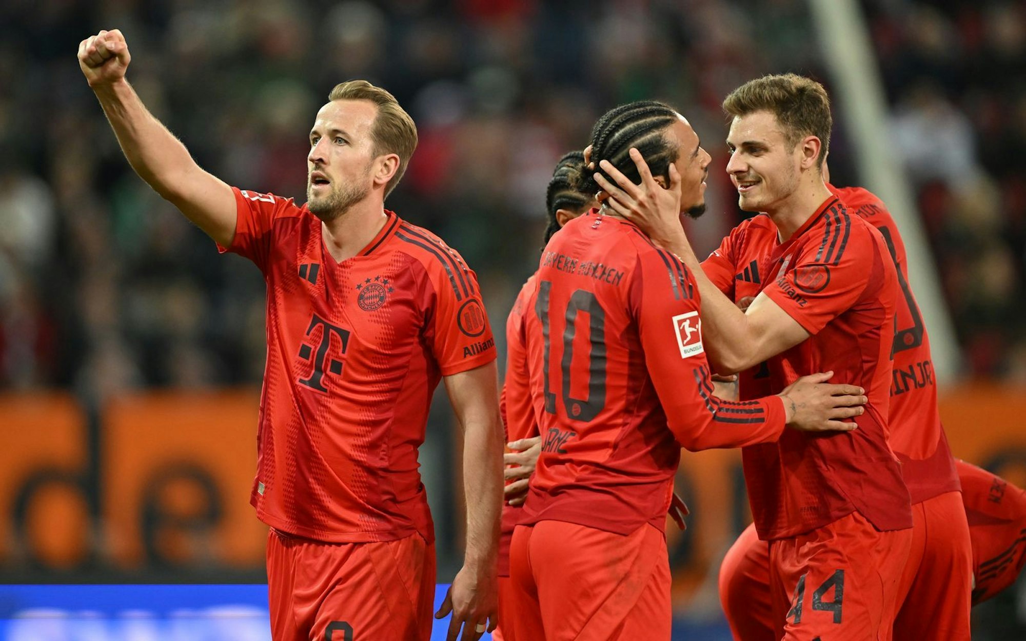Jubeln Harry Kane (links) und seine Mitspieler vom FC Bayern bald bei RTL? Die Bertelsmann-Tochter kauft Sky Deutschland. (Bild: Sebastian Widmann/Getty Images)