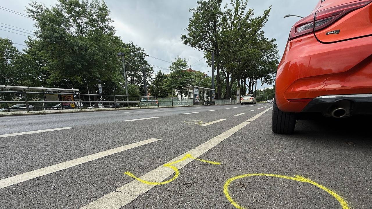 Kreide, aufgezeichnet von der Polizei, zeigen auf der Straße an der Wuhlheide Fundorte von Spuren nach einem tödlichen Verkehrsunfall.