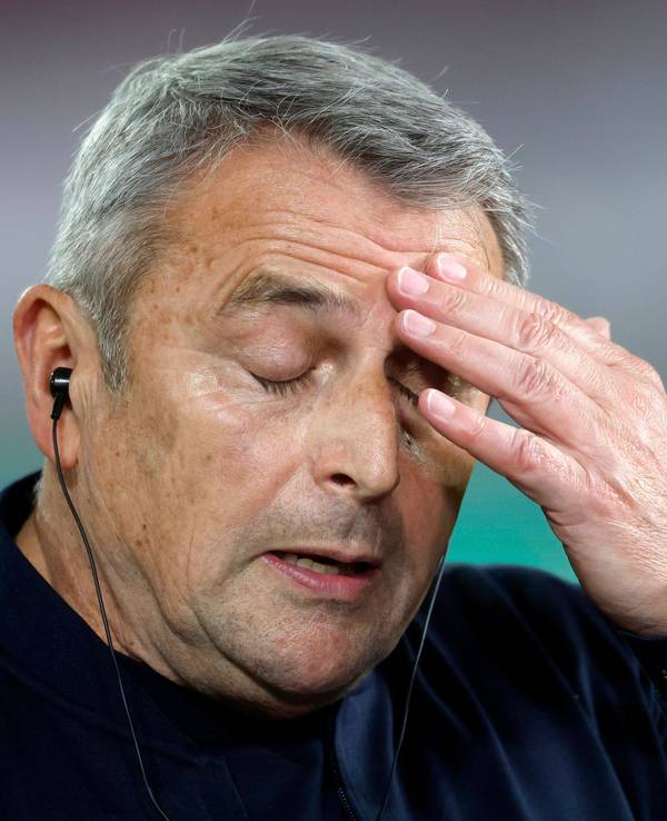 Klaus Allofs fasst sich ins Gesicht.