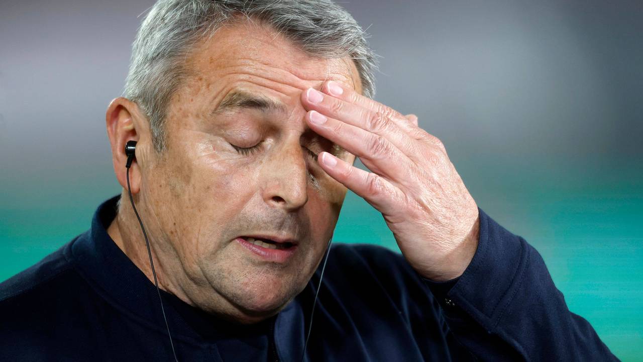 Klaus Allofs fasst sich ins Gesicht.