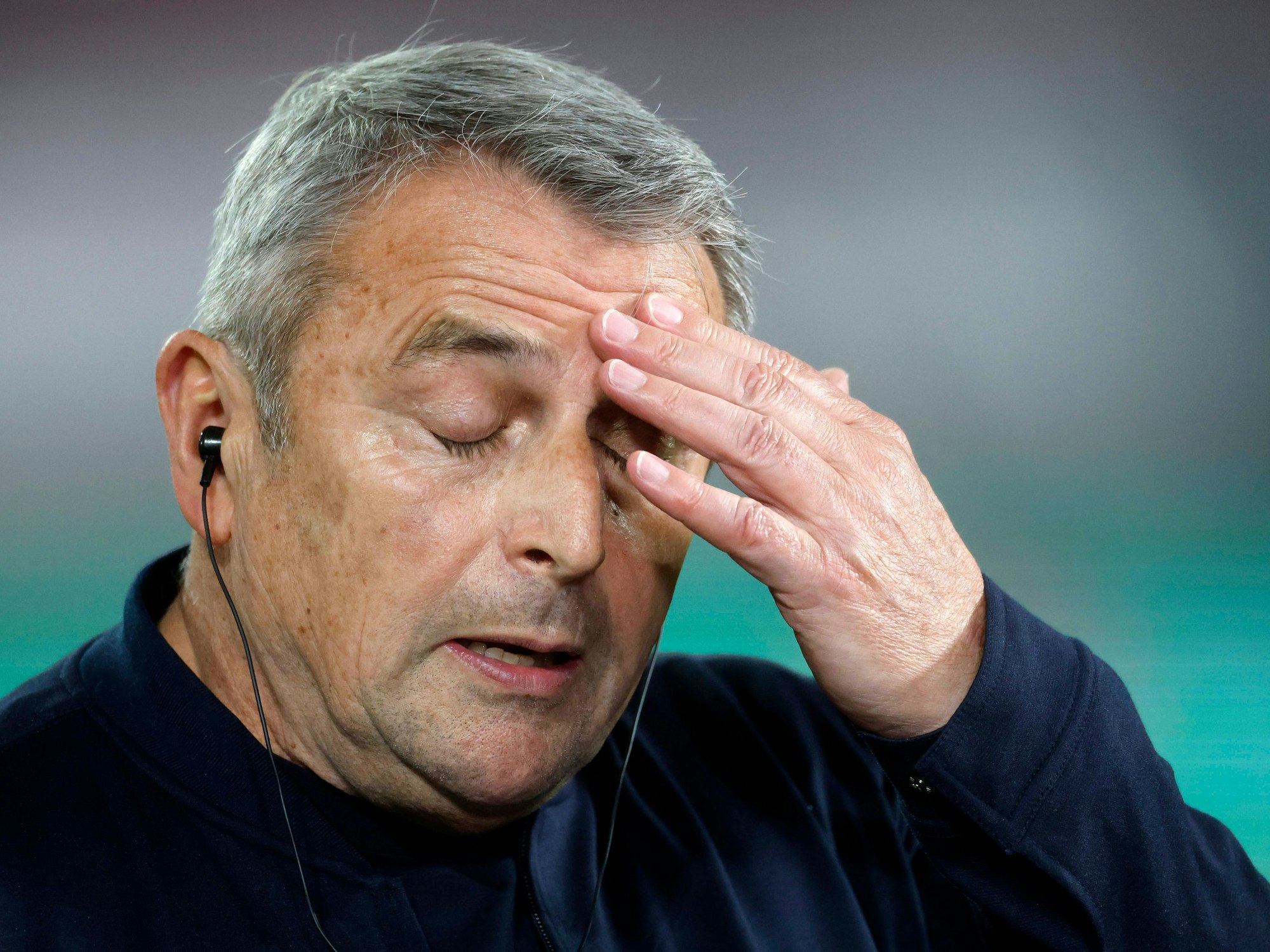 Klaus Allofs fasst sich ins Gesicht.