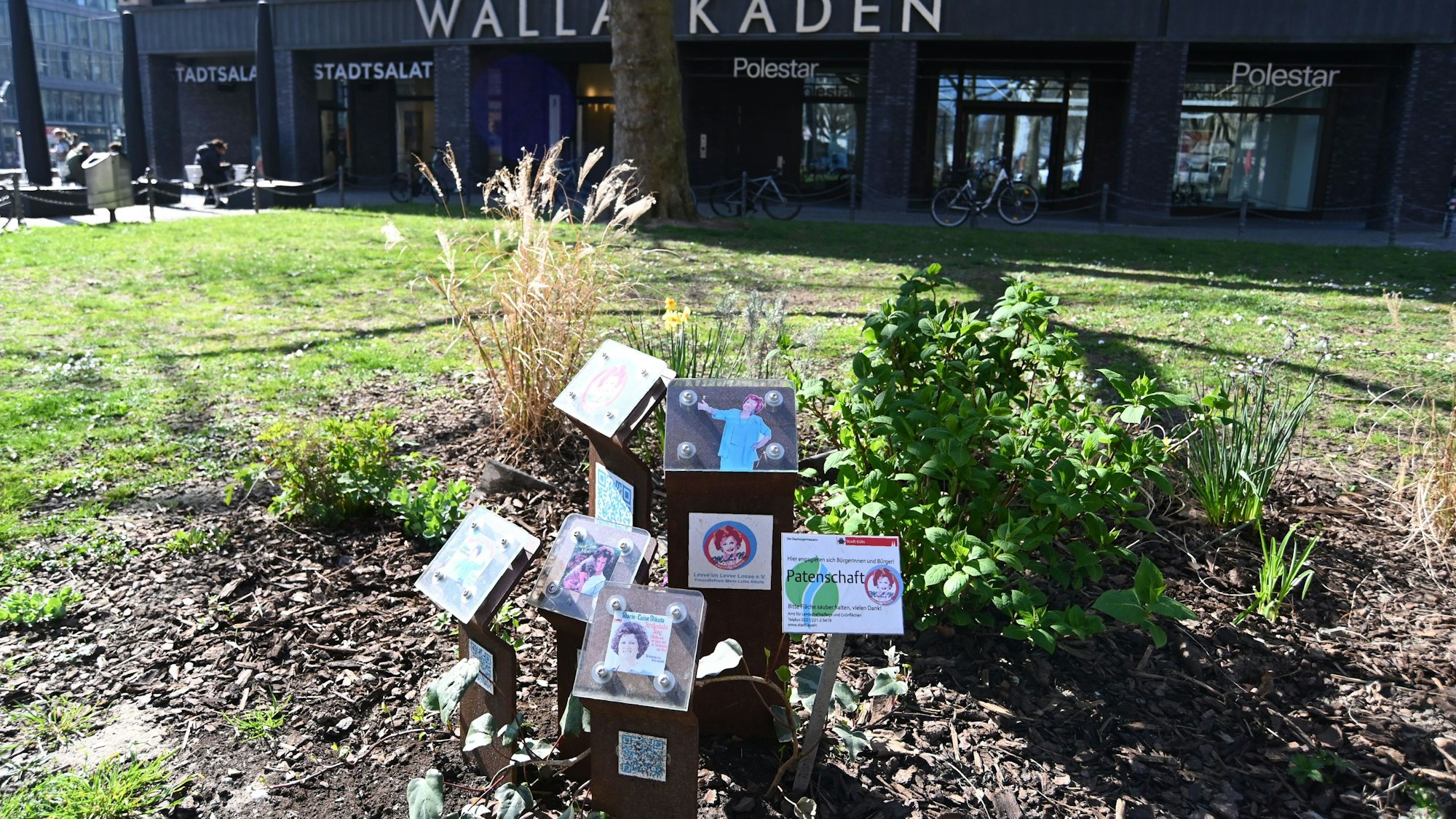 Blick auf den Marie-Luise-Nikuta-Platz an der Hahnentorburg.