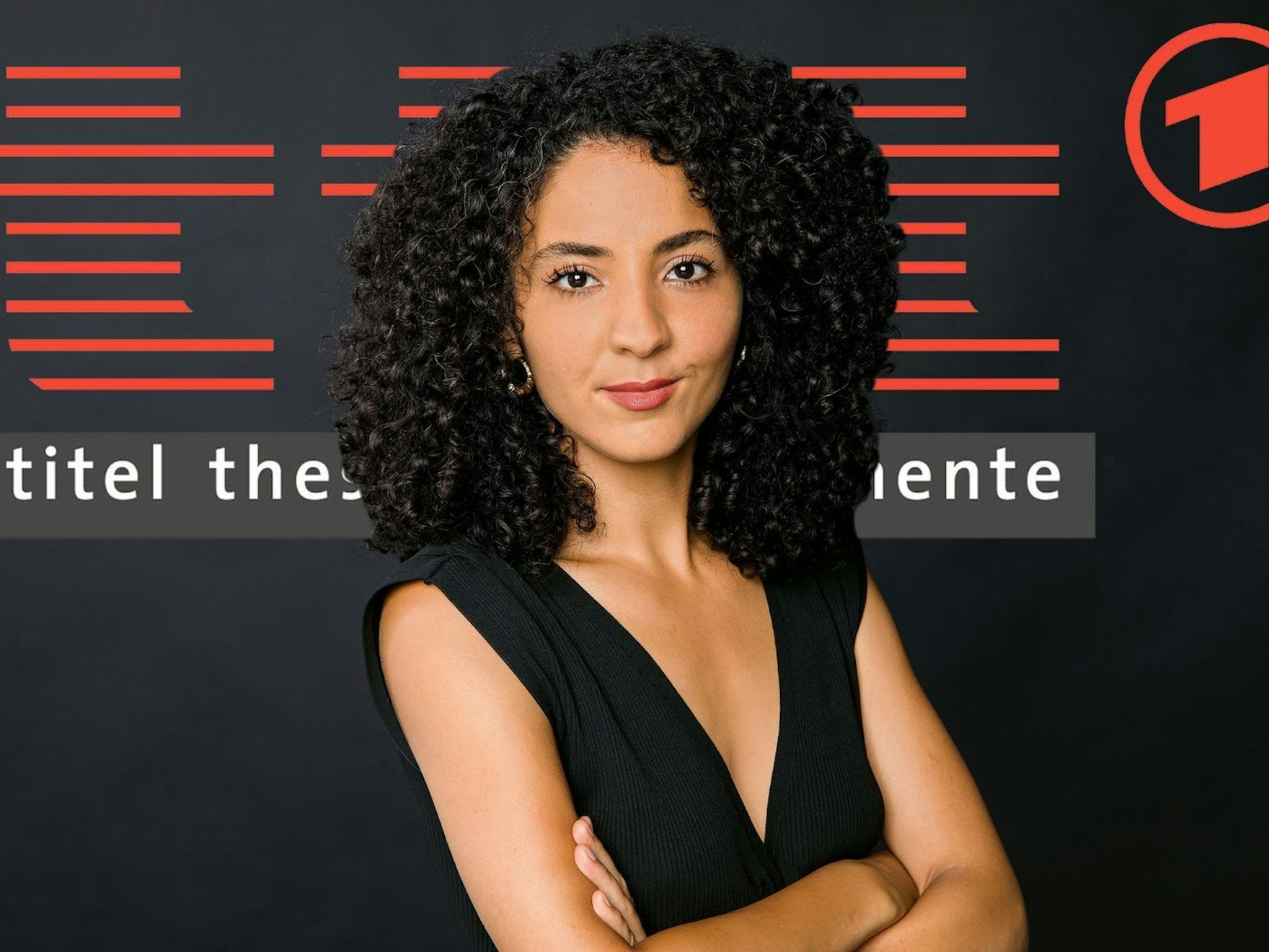 Siham El-Maimouni führt - noch - alleine durch „ttt - titel, thesen, temperamente“. Bald soll erneut ein Co-Moderator gesucht werden. (Bild: WDR / Linda Meiers)