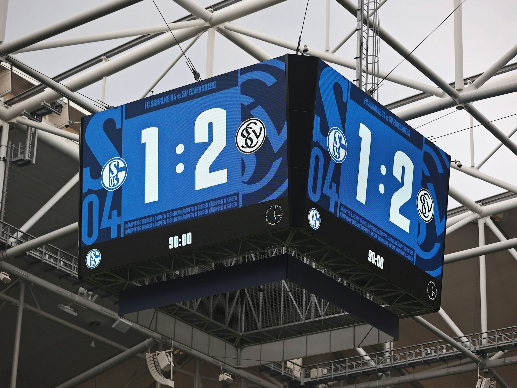 Blick auf den Videowürfel in der Veltins-Arena.