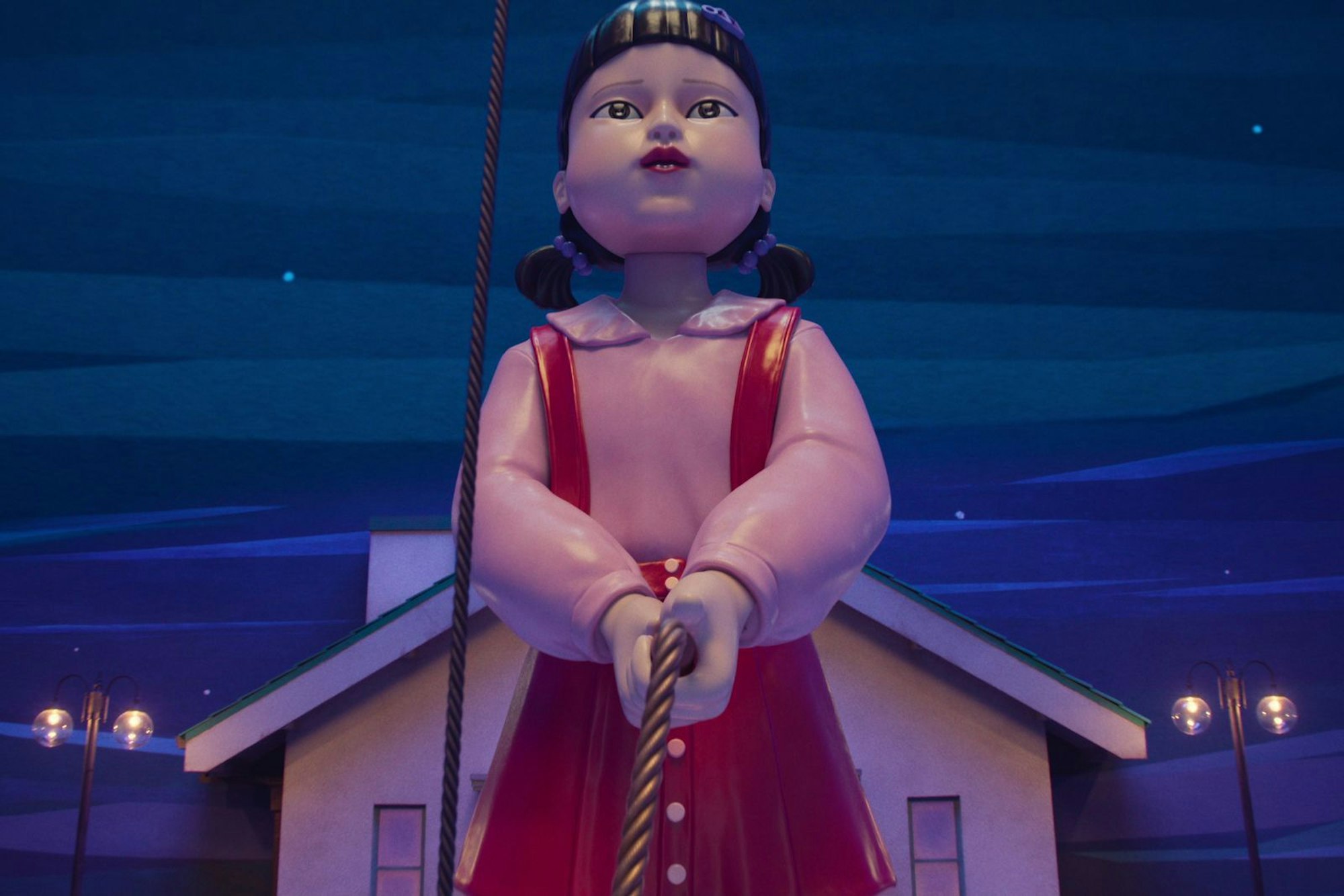 Die übergroße Puppe wird die Teilnehmerinnen und Teilnehmer des „Squid Game“ höchstwahrscheinlich auch in Teil drei der Serie erwarten. (Bild: Netflix)