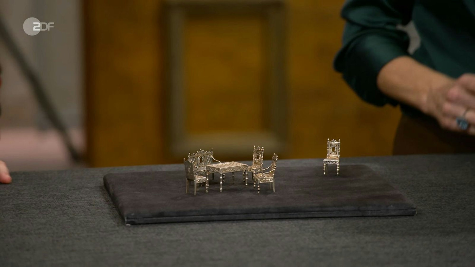Die silbernen Puppenmöbel aus den 1890er Jahren schätzt die Expertin auf 250 bis 400 Euro.
(Bild: ZDF)