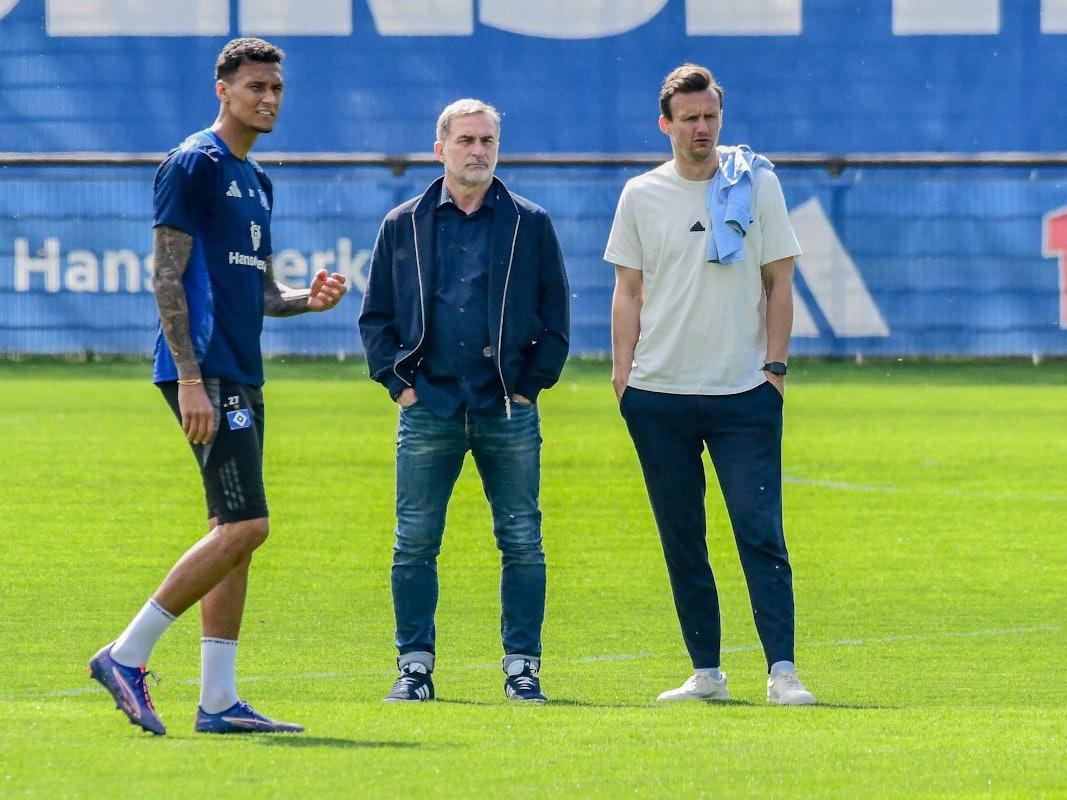 Stefan Kuntz und Claus Costa schauen sich Davie Selke im Training an.