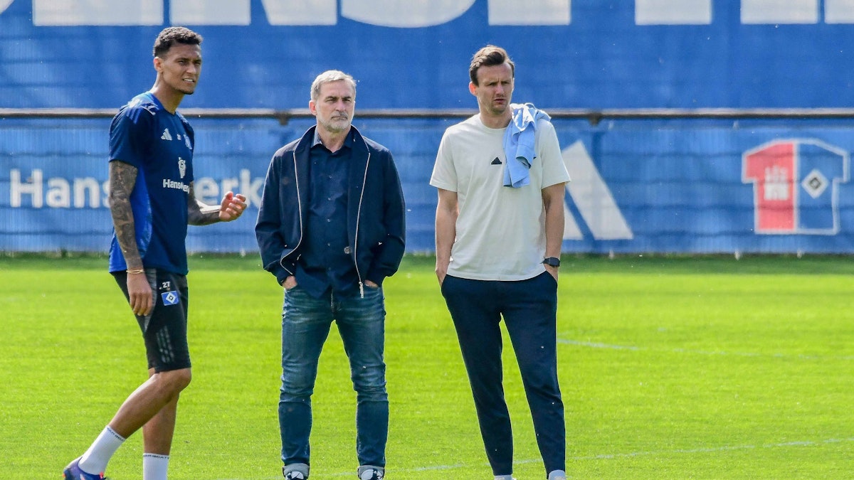 Stefan Kuntz und Claus Costa schauen sich Davie Selke im Training an.
