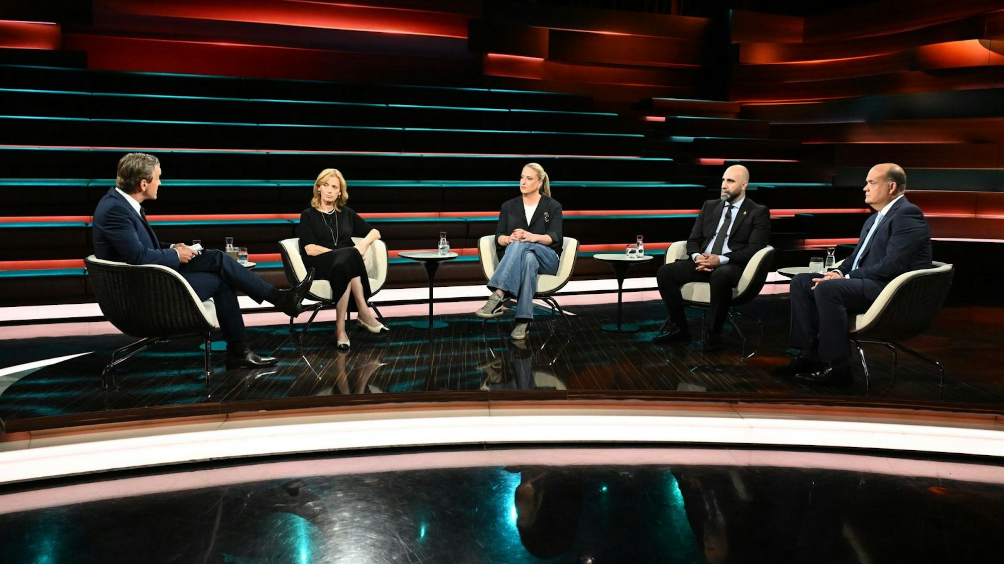 Am Donnerstagabend diskutierte Markus Lanz (l.) mit CDU-Bildungsministerin Karin Prien (2.v.l.), Grundschullehrerin Katja Giesler (Mi.), Integrationsexperte Ahmad Mansour (2.v.r.) und Journalist Robin Alexander. (Bild: ZDF / Cornelia Lehmann)