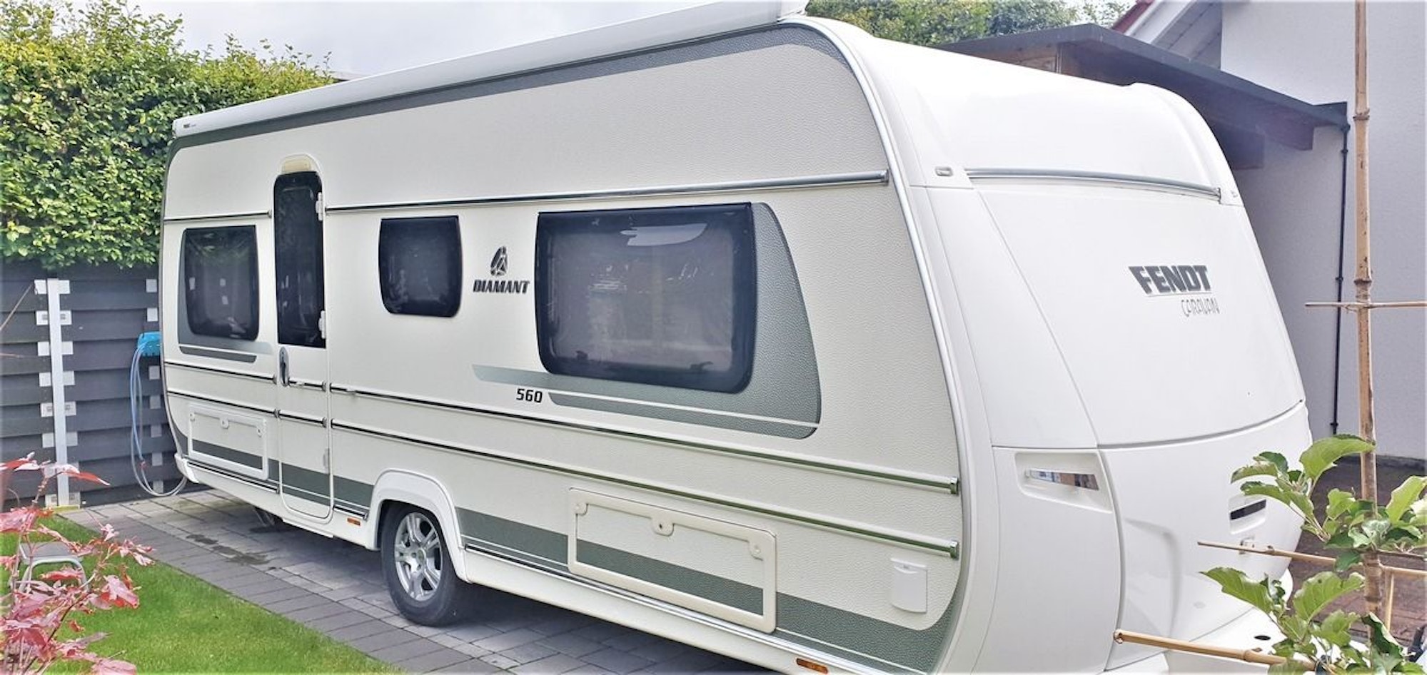 Ein weißer Wohnwagen der Marke Fendt wurde zwischen dem 16. und 26. Juni in Niederkrüchten-Dam gestohlen. Die Polizei bittet um Hinweise.