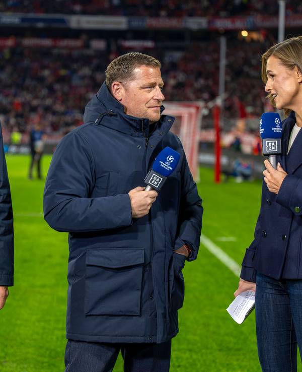 Michael Ballack steht während eines TV-Interviews von Max Eberl neben dem Bayern-Offiziellen.