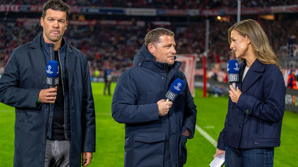 Michael Ballack steht während eines TV-Interviews von Max Eberl neben dem Bayern-Offiziellen.