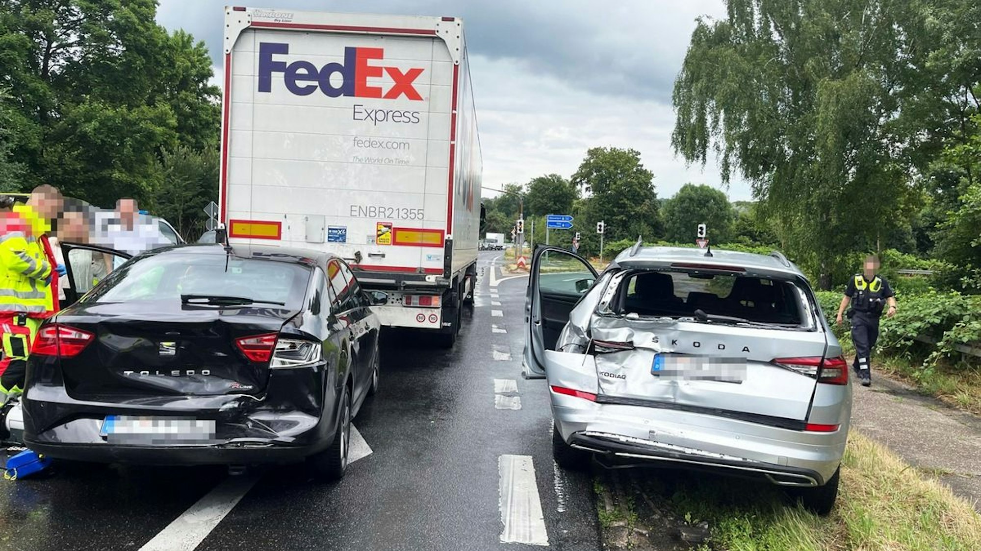 Verkehrsunfall auf der Hochdahler Straße in Hilden mit schweren Sachschäden an mehreren Fahrzeugen