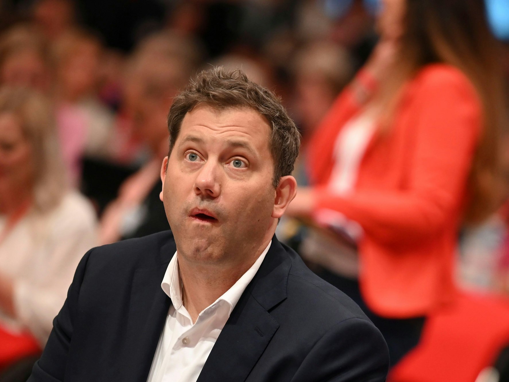 Lars Klingbeil (SPD) reagiert beim SPD-Bundesparteitag auf das Ergebnis der Wahl für den Parteivorsitz.