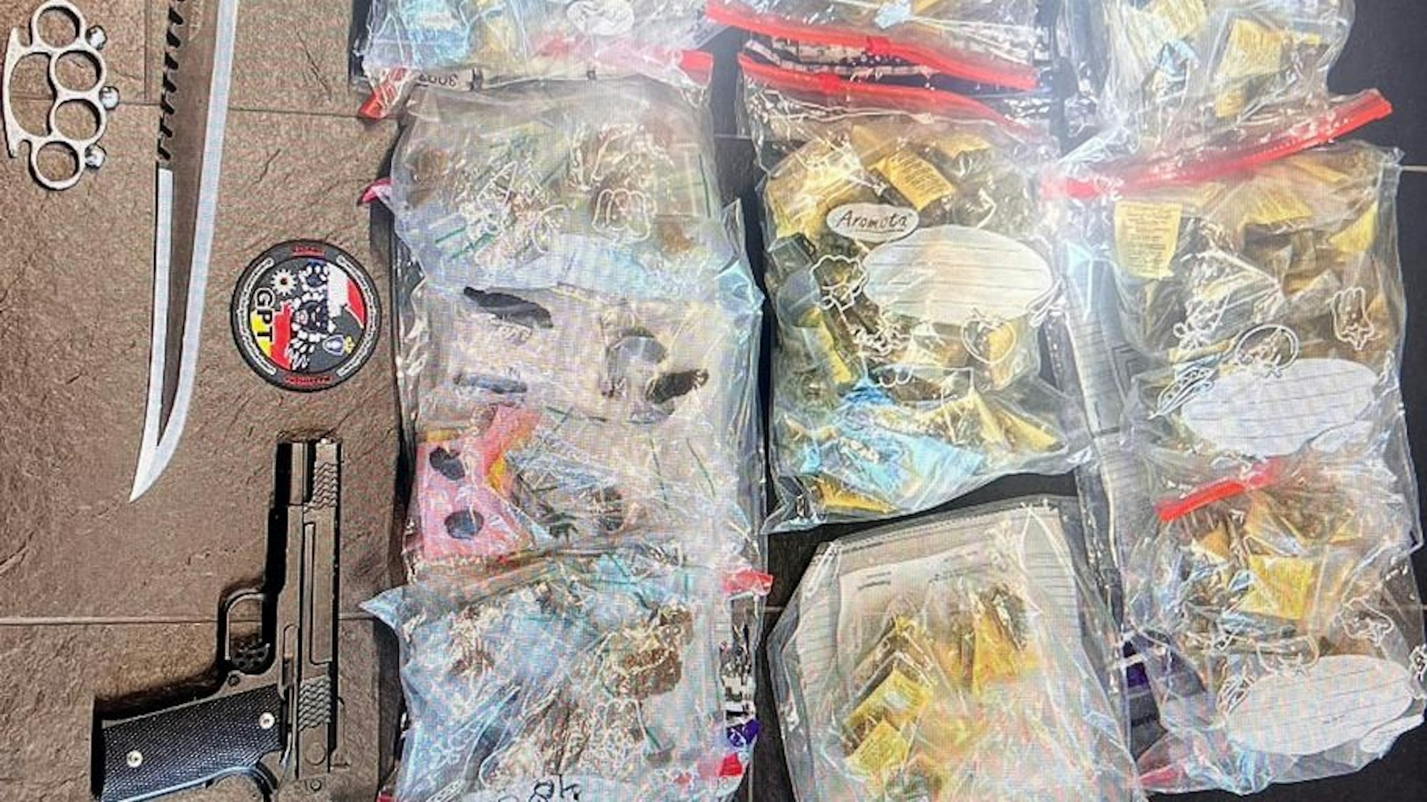 Nach einer Verfolgungsfahrt im deutsch-niederländischen Grenzgebiet hat eine internationale Polizeistreife einen mutmaßlichen Drogendealer festgenommen.