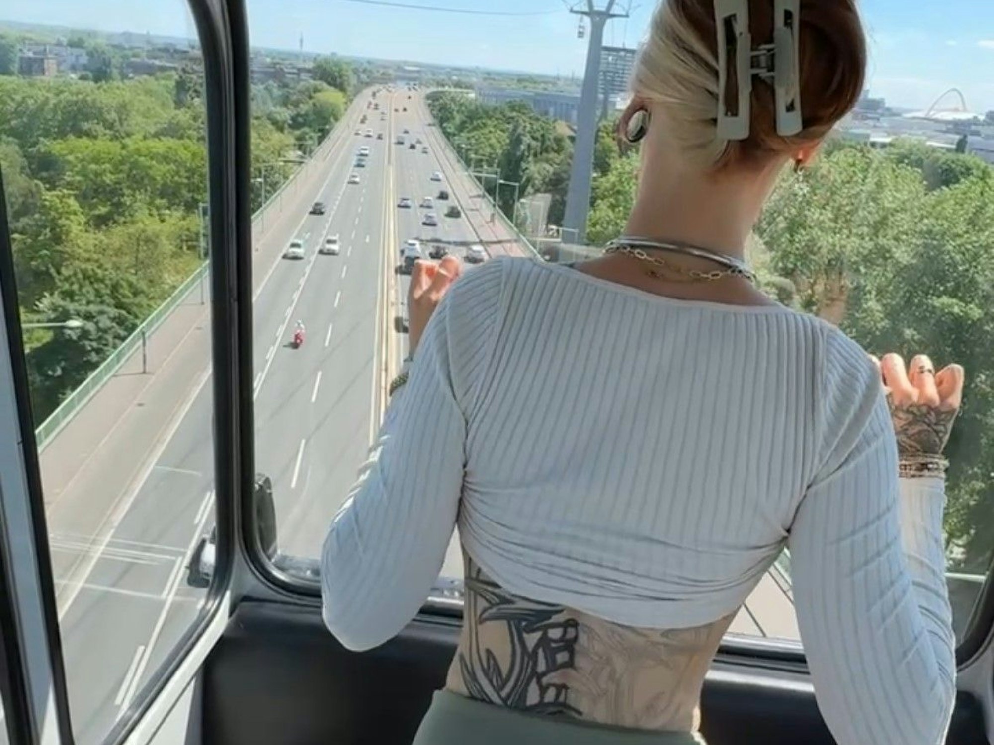 Eine Szene aus dem Pornodreh: Sally Dinosaur in der Kölner Seilbahn – hier wird grad die Zoobrücke überquert.