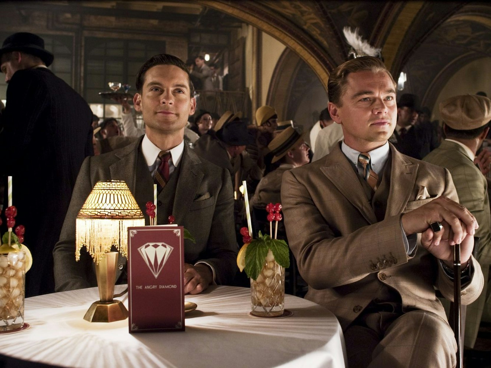 Mit Kumpel Leonardo DiCaprio war Tobey Maguire (links) und Leonardo DiCaprio 2013 in der Aufsehen erregenden Romanverfilmung „Der große Gatsby“ zu sehen. (Bild: 2013 Bazmark Film / Warner Bros.)