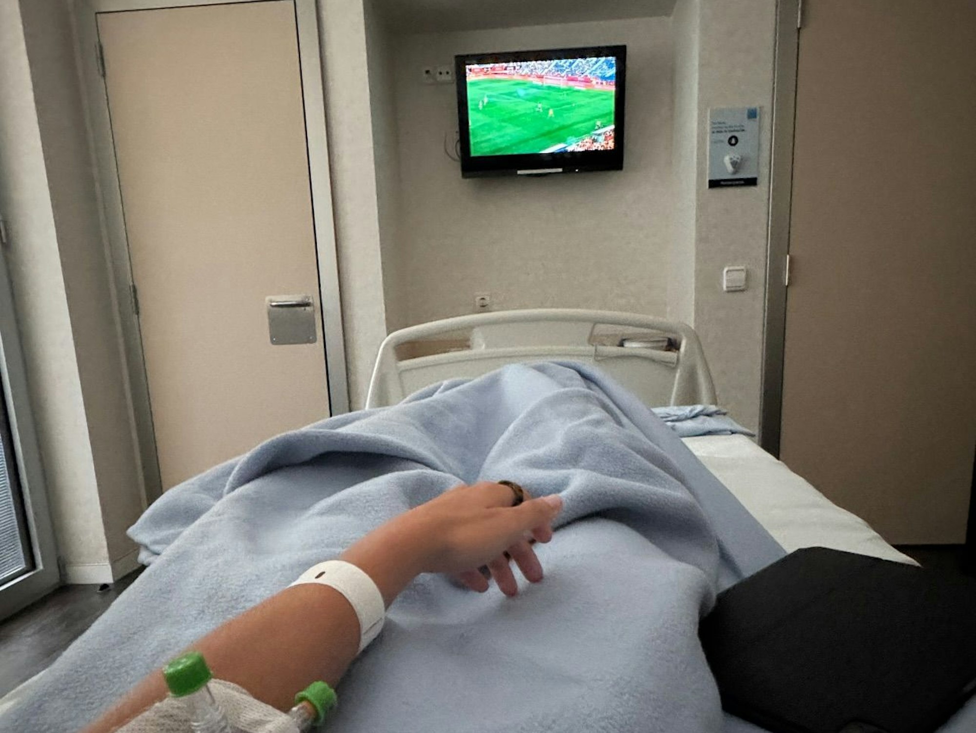 Aitana Bonmati musste ein Testspiel der spanischen Frauen-Nationalmannschaft aus dem Krankenhaus verfolgen.