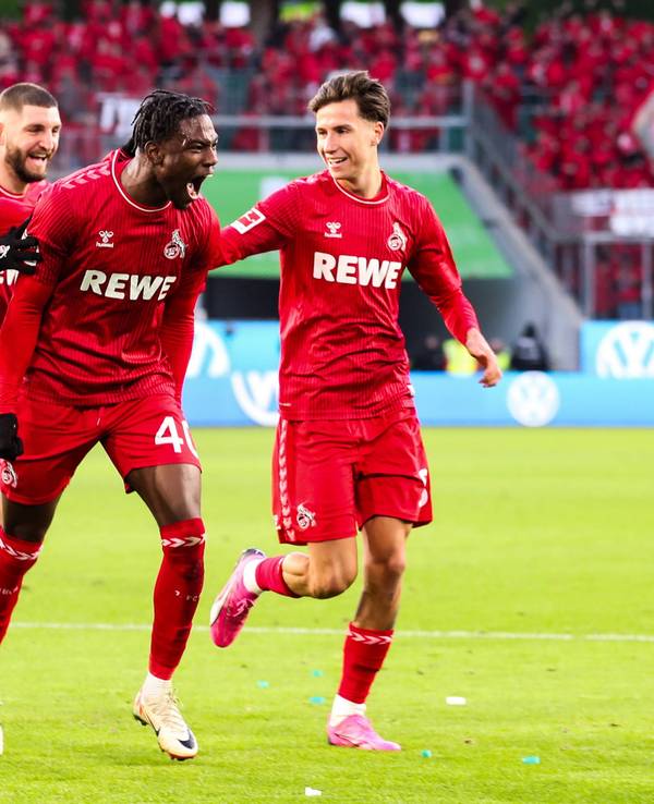 Faride Alidou bejubelt seinen Treffer in Wolfsburg.