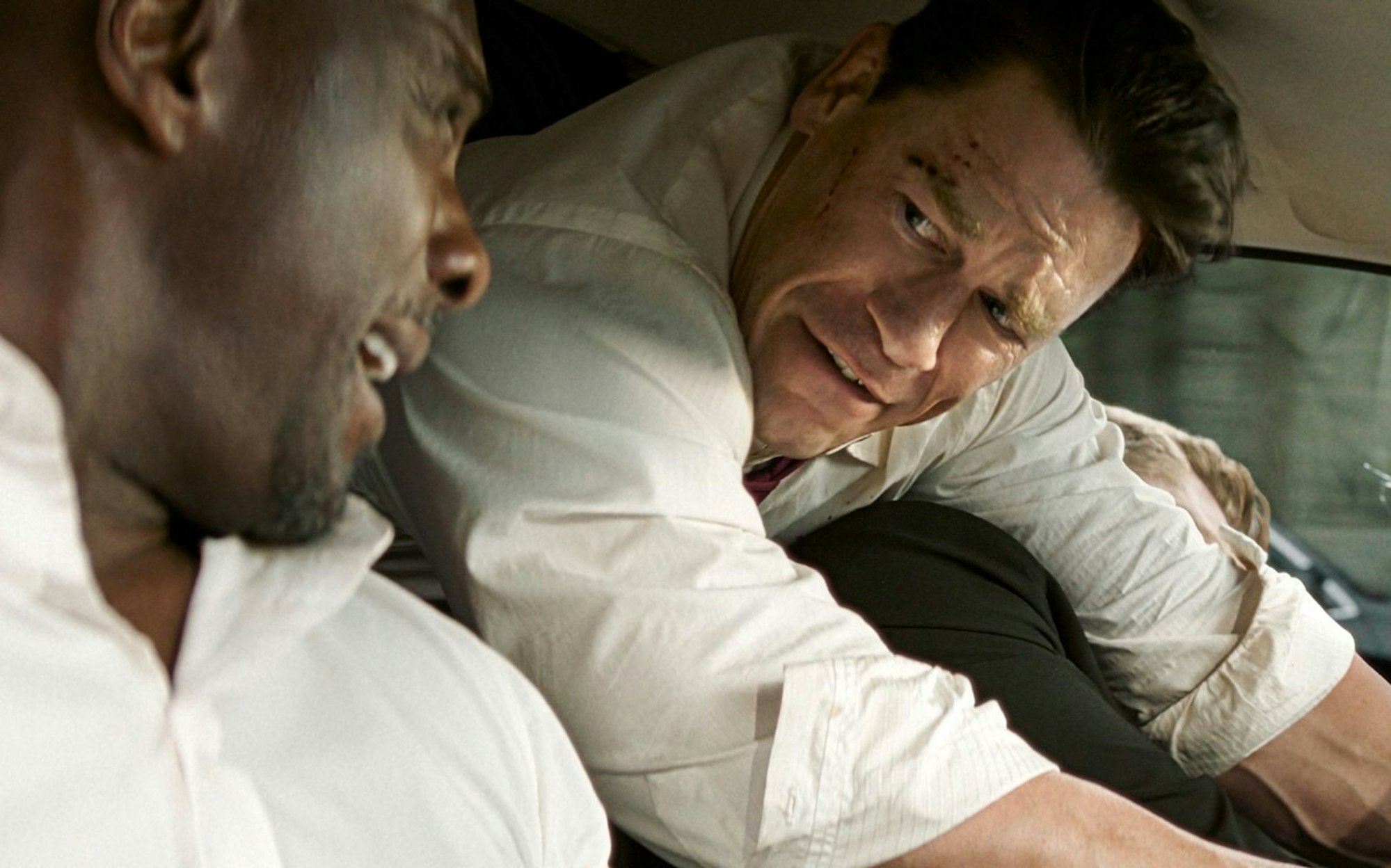 Wo ist der Chauffeur? Premier Sam Clarke (Idris Elba, links) und US-Präsident Will Derringer (John Cena) müssen im Actionfeuerwerk „Heads of State“ ihre Fahrzeuge immer öfter selbst steuern. (Bild: Metronome Film)