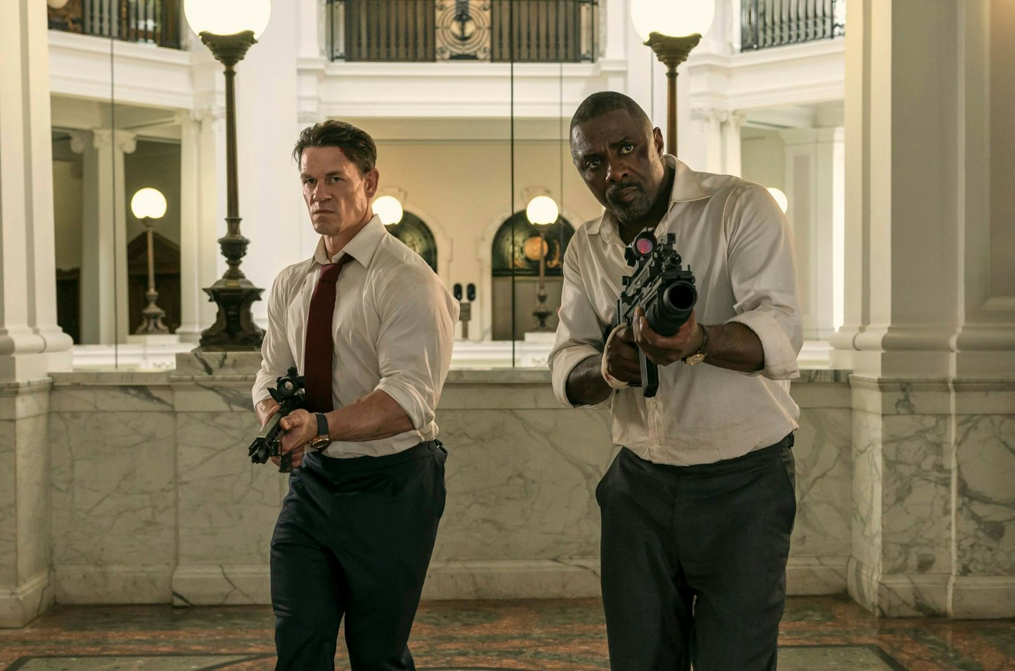 Wenn keine Bodyguards in der Nähe sind, müssen Premier Sam Clarke (Idris Elba, rechts) - früher beim Militär - und US-Präsident Will Derringer (John Cena), früherer Actionheld, schon mal selbst an die Waffen. (Bild: Metronome Film)