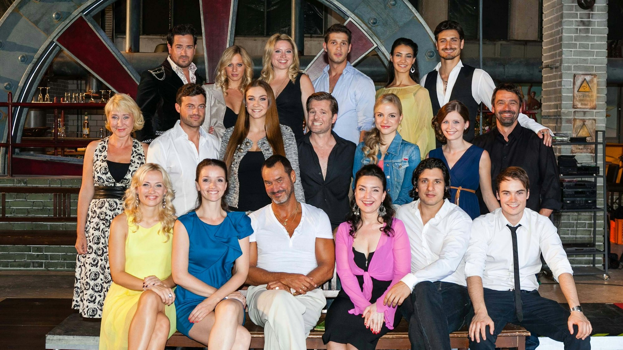 Blick auf den Cast von „Alles was zählt“ während des Jubiläums zu 1500 Folgen im Jahr 2012.