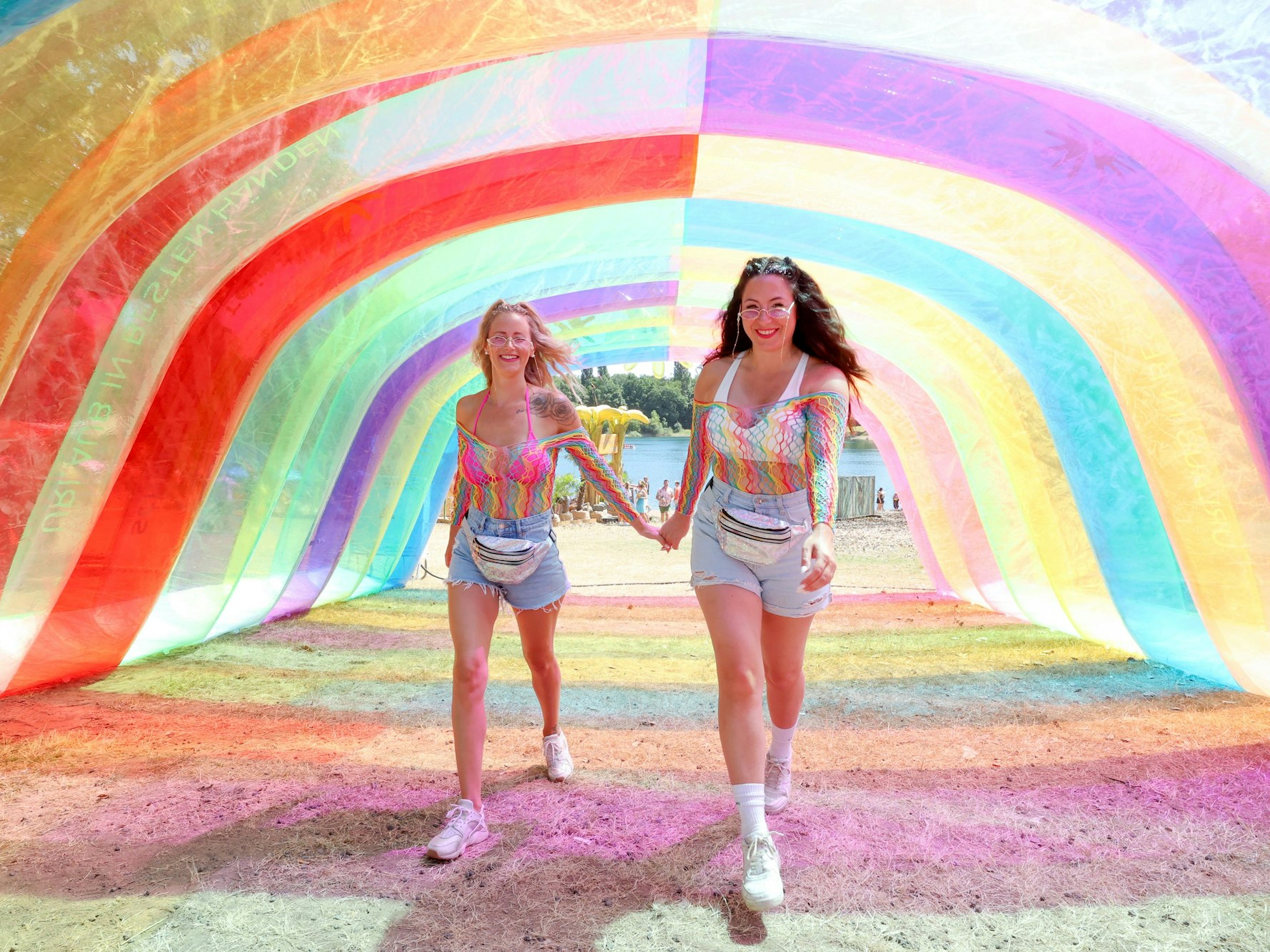 Zwei Fans beim Rainbow-Festival.