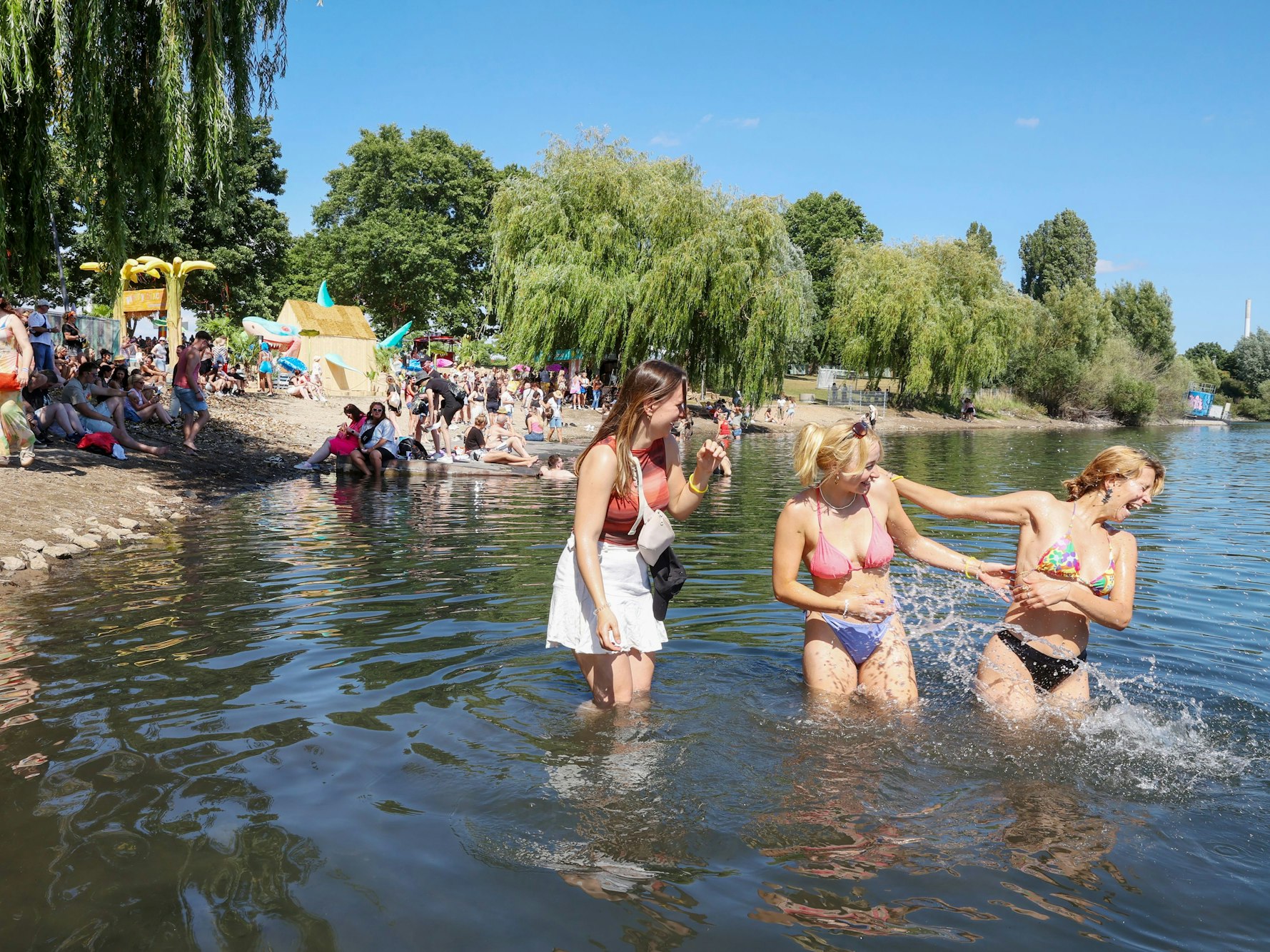 Fans gehen beim Rainbow-Festival in den See