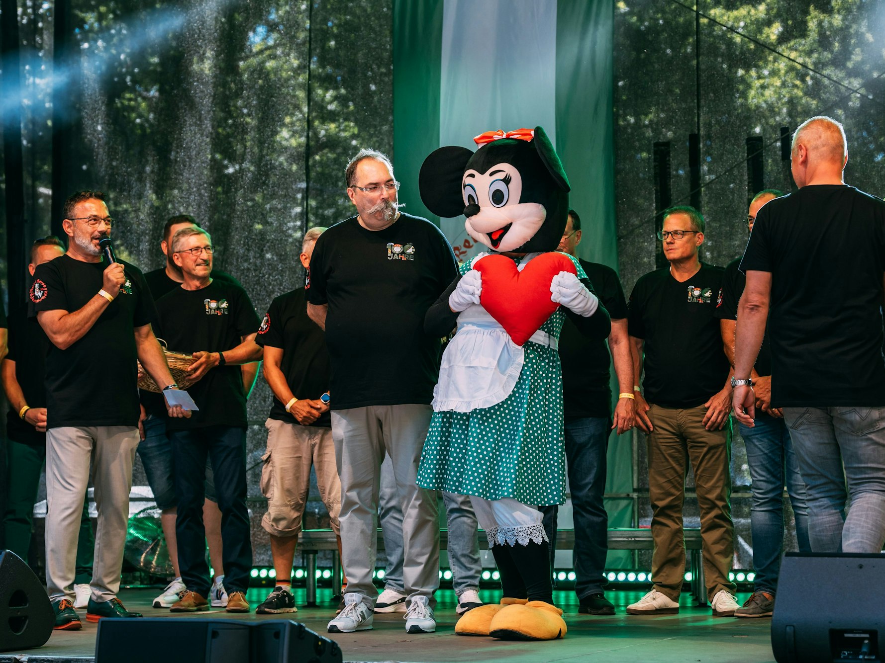 Die neue Griet kommt als Minnie Maus verkleidet auf die Bühne.