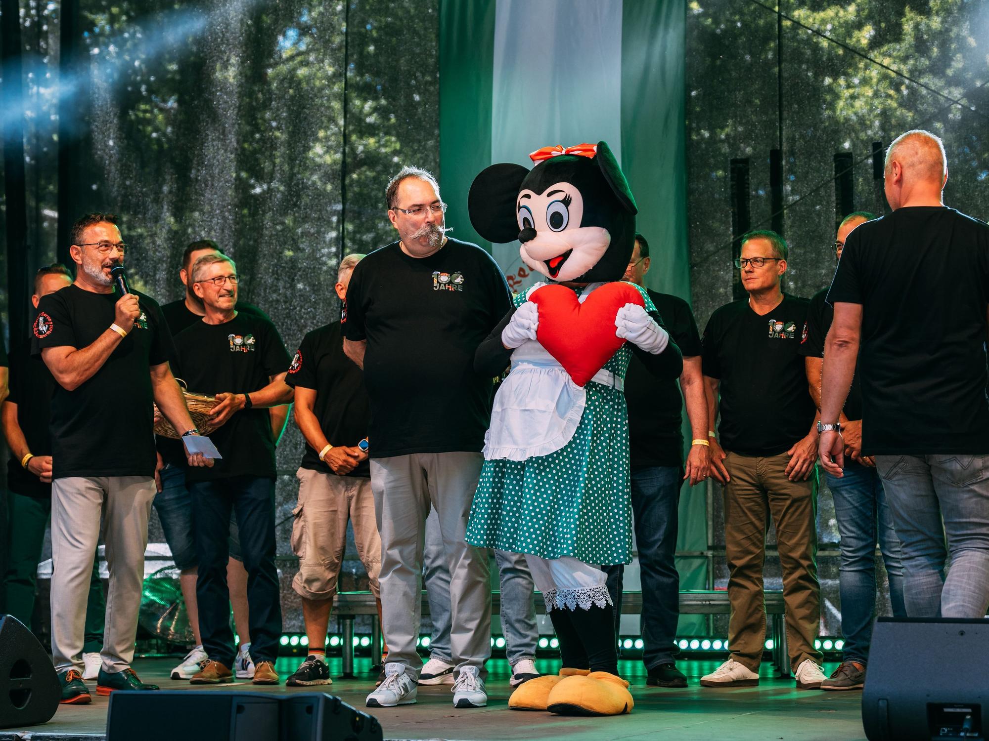 Die neue Griet kommt als Minnie Maus verkleidet auf die Bühne.