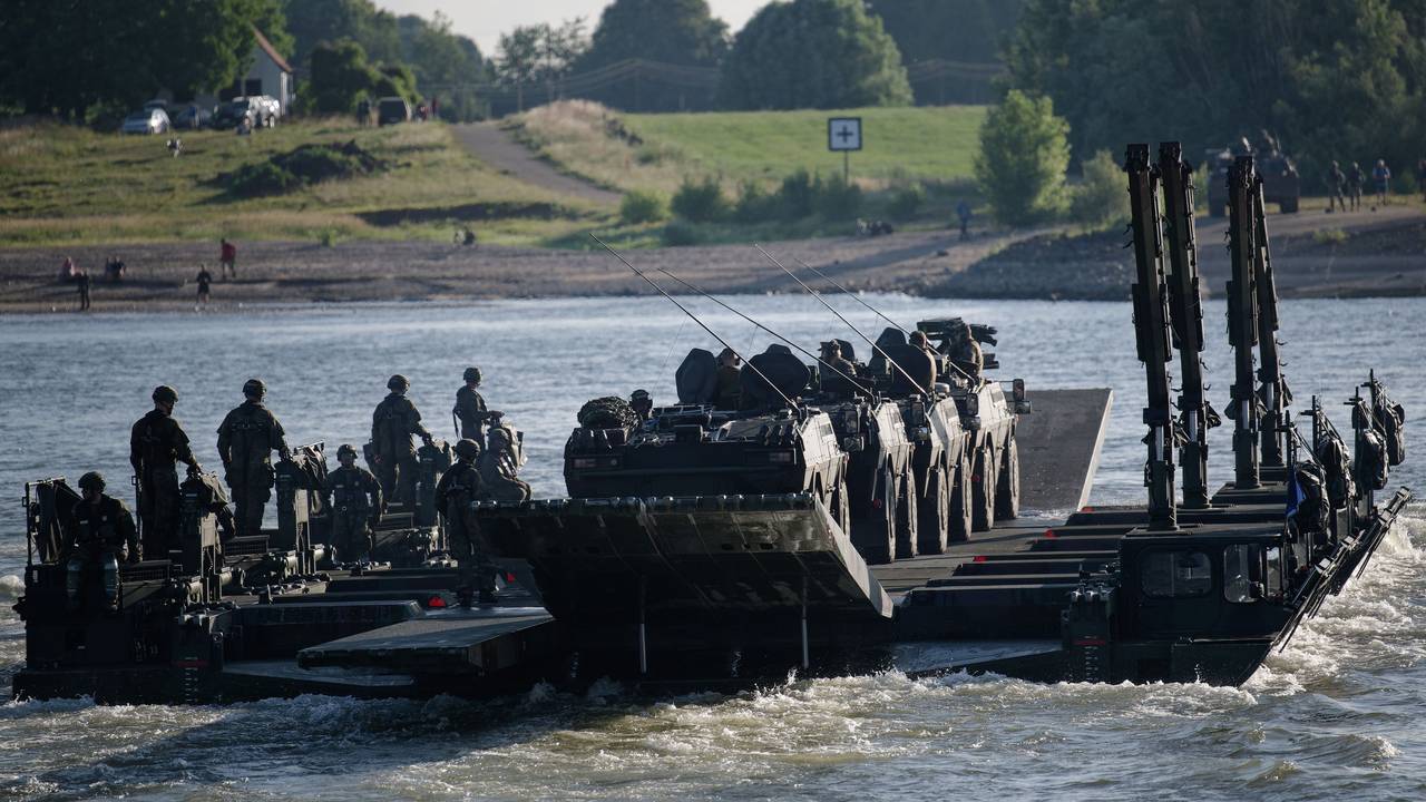 Eine aus Amphibienfahrzeugen gebildete Fähre transportiert Fahrzeuge im Rahmen der Übung „Grand Crossing“ über den Rhein.