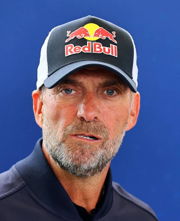 Jürgen Klopp trägt eine Red-Bull-Kappe.