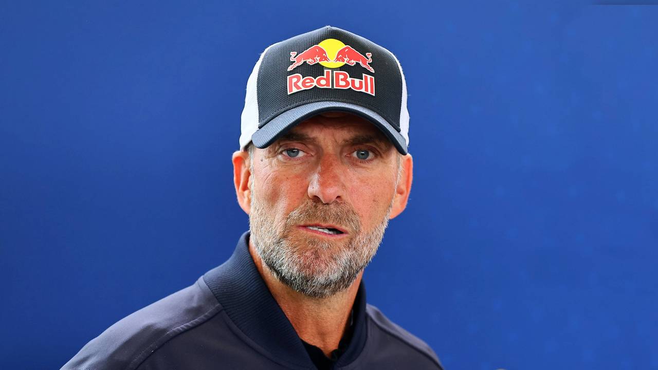 Jürgen Klopp trägt eine Red-Bull-Kappe.