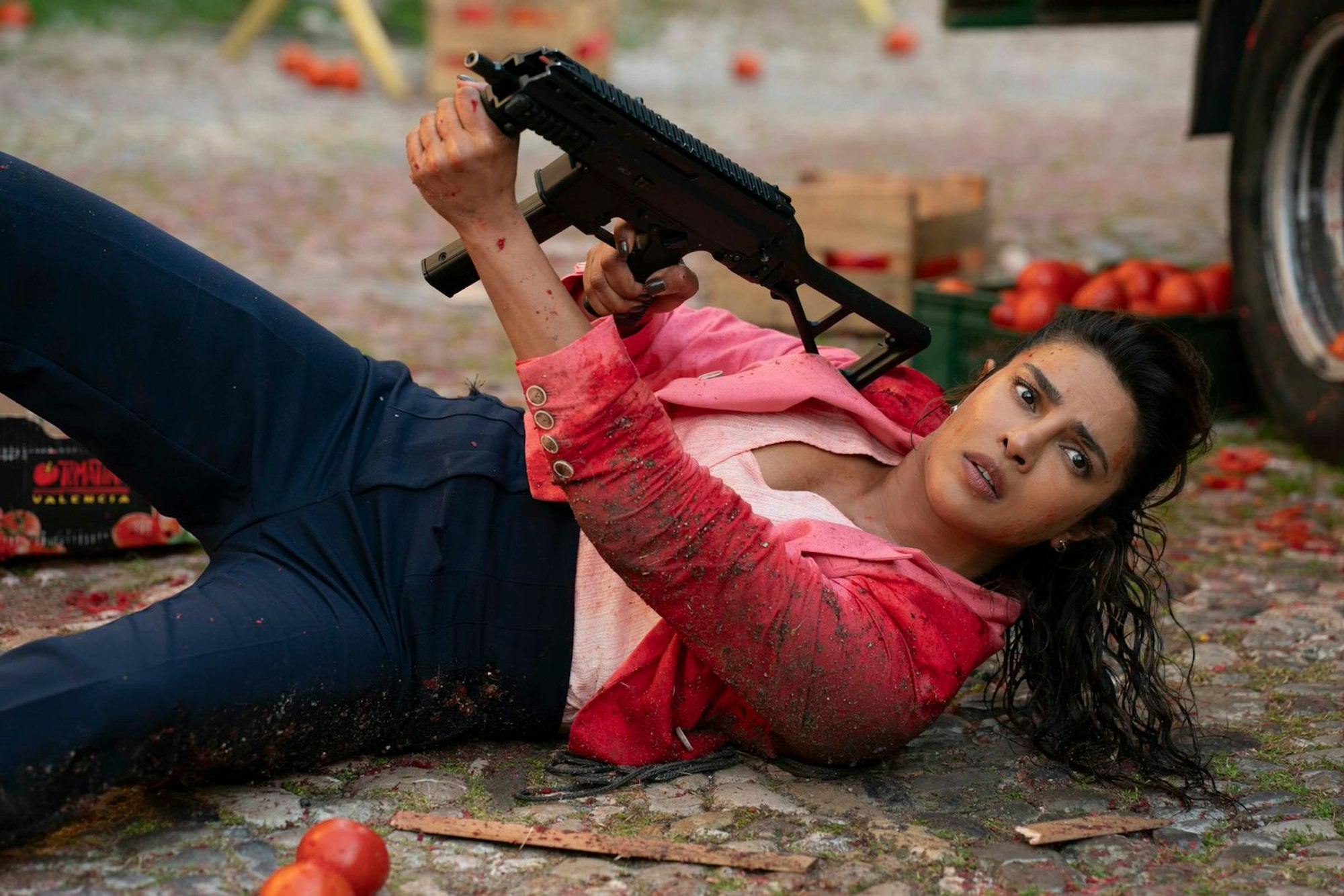 MI6-Agentin Noel Bisset (Priyanka Chopra Jonas) ist mit allen Wassern gewaschen und kennt Premier Sam Clarke (Idris Elba) „von früher“. (Bild: Metronome Film)