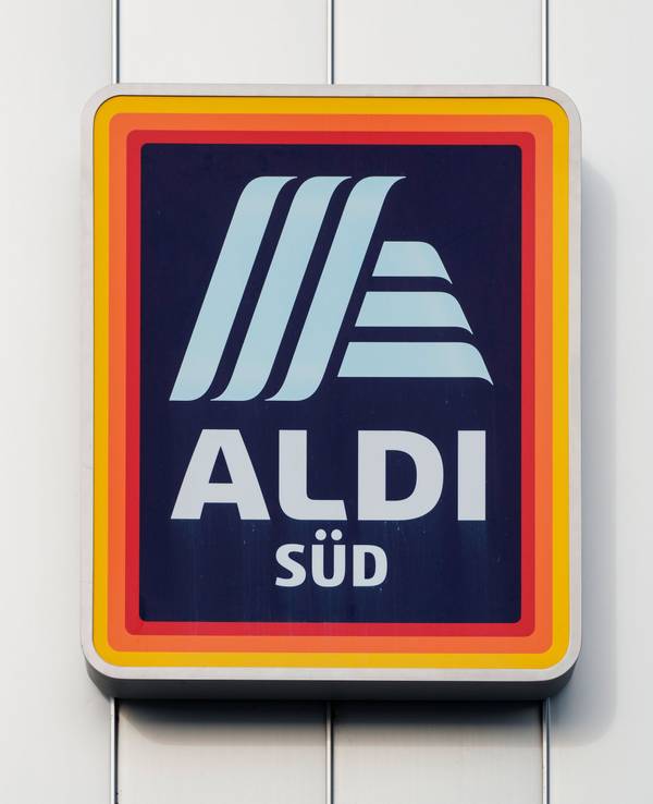 Das Aldi-Süd-Logo an einer Filiale. Im Rechtsstreit um Dubai-Schokolade, die gar nicht aus Dubai stammt, gibt es die nächste Kehrtwende.