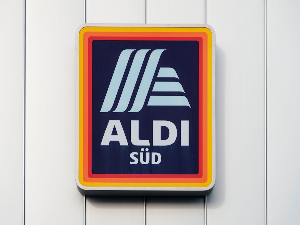 Das Aldi-Süd-Logo an einer Filiale. Im Rechtsstreit um Dubai-Schokolade, die gar nicht aus Dubai stammt, gibt es die nächste Kehrtwende.