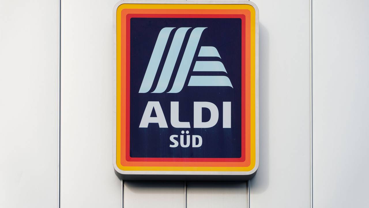 Das Aldi-Süd-Logo an einer Filiale. Im Rechtsstreit um Dubai-Schokolade, die gar nicht aus Dubai stammt, gibt es die nächste Kehrtwende.