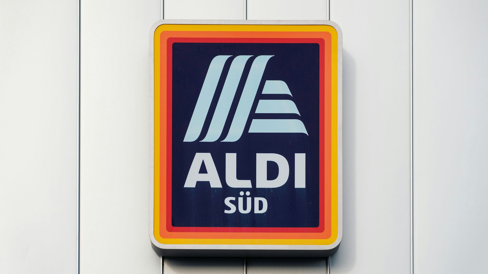 Das Aldi-Süd-Logo an einer Filiale. Im Rechtsstreit um Dubai-Schokolade, die gar nicht aus Dubai stammt, gibt es die nächste Kehrtwende.