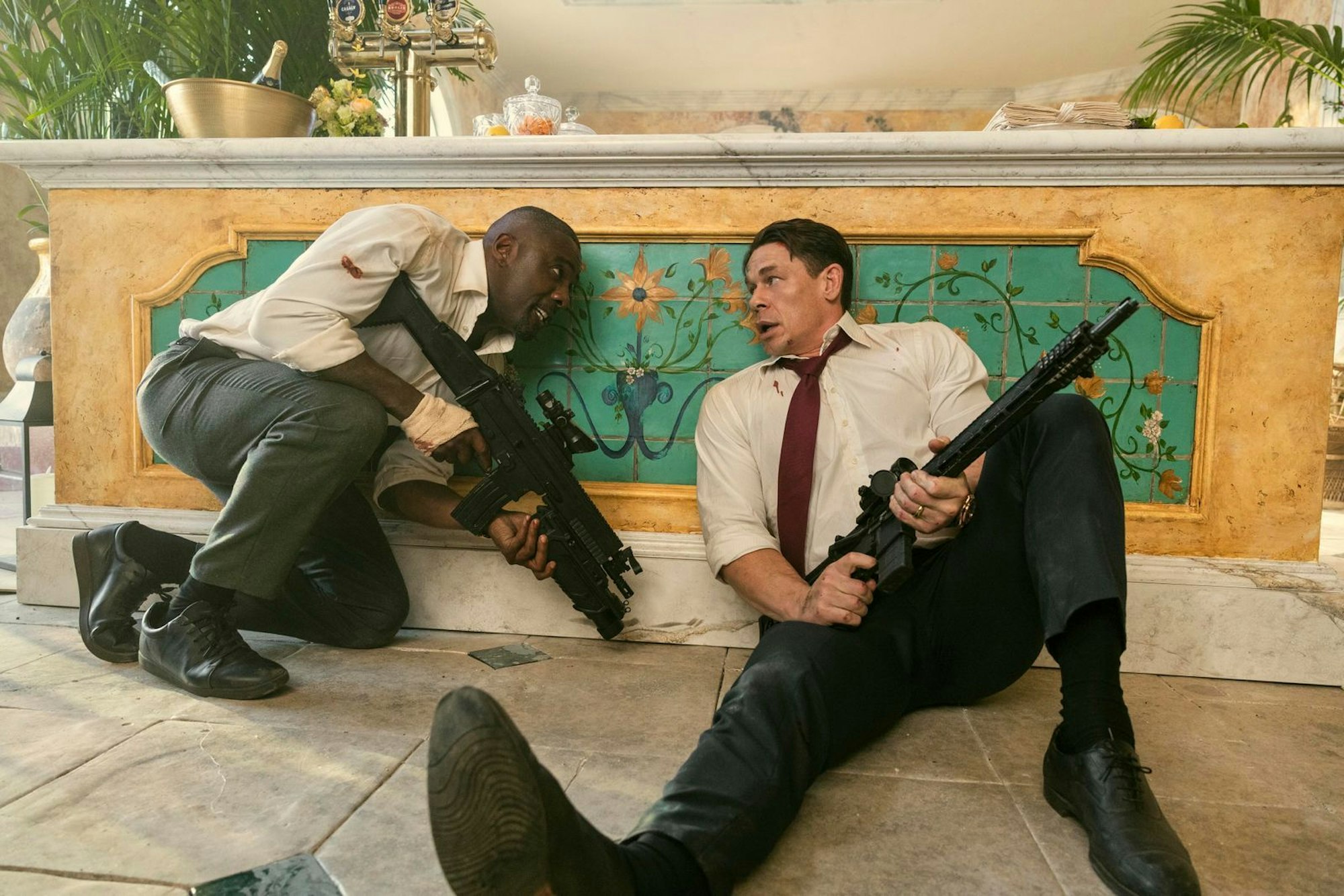 Premier Sam Clarke (Idris Elba, links) und US-Präsident Will Derringer (John Cena) - ganz ohne Sicherheitsapparat. (Bild: Metronome Film)