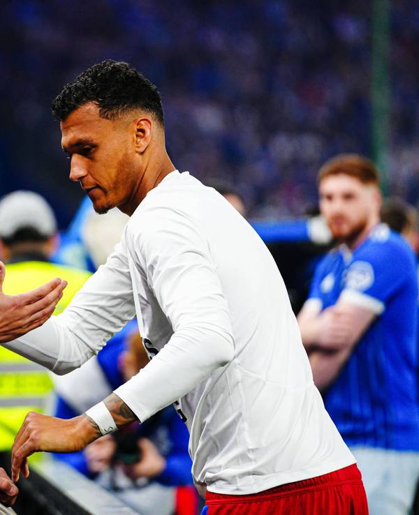 Noah Katterbach und Davie Selke klatschen ab.